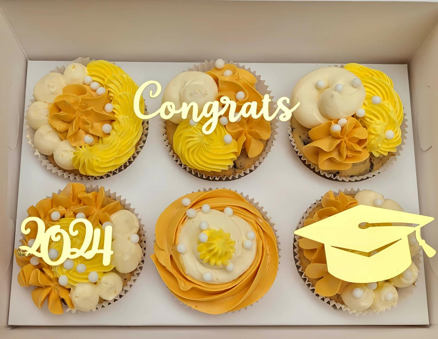 Feierliche Abschluss-Cupcakes 2024 - Doppeltes Glück für Ihren besonderen Tag!