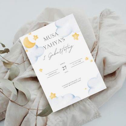 Einladungskarte Geburtstag – Wolken, Sterne & Mond Design