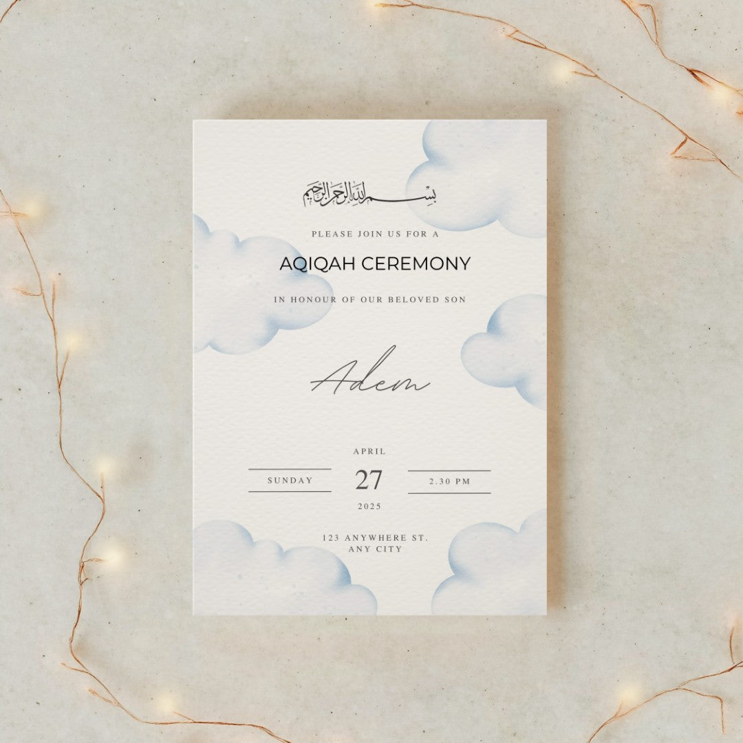 Einladungskarte Aqiqah – sanftes Wolken-Design