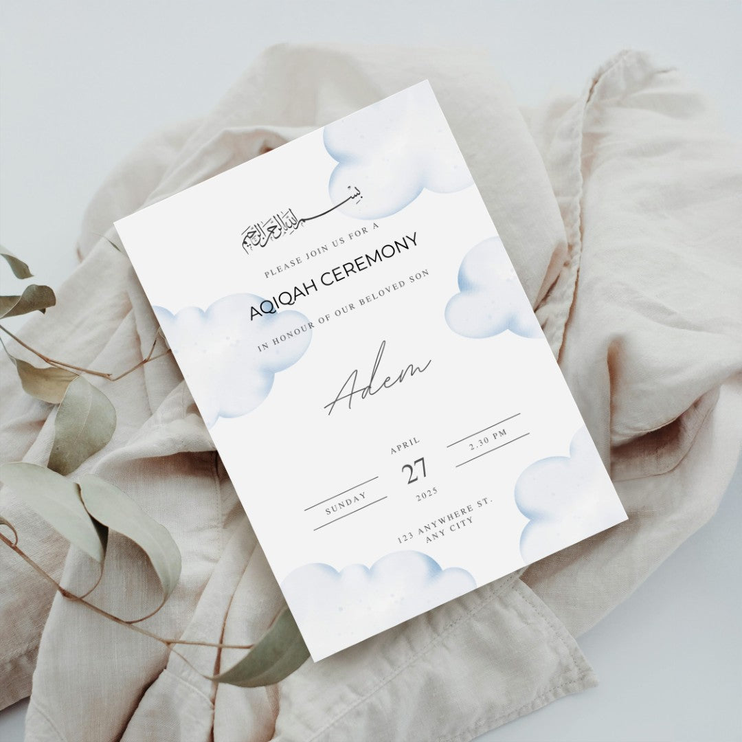 Einladungskarte Aqiqah – sanftes Wolken-Design