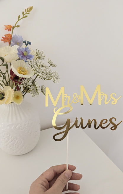Mr & Mrs Cake Topper – Personalisierte Tortendeko in Gold