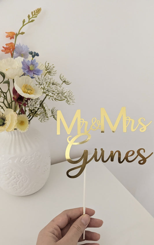 Mr & Mrs Cake Topper – Personalisierte Tortendeko in Gold