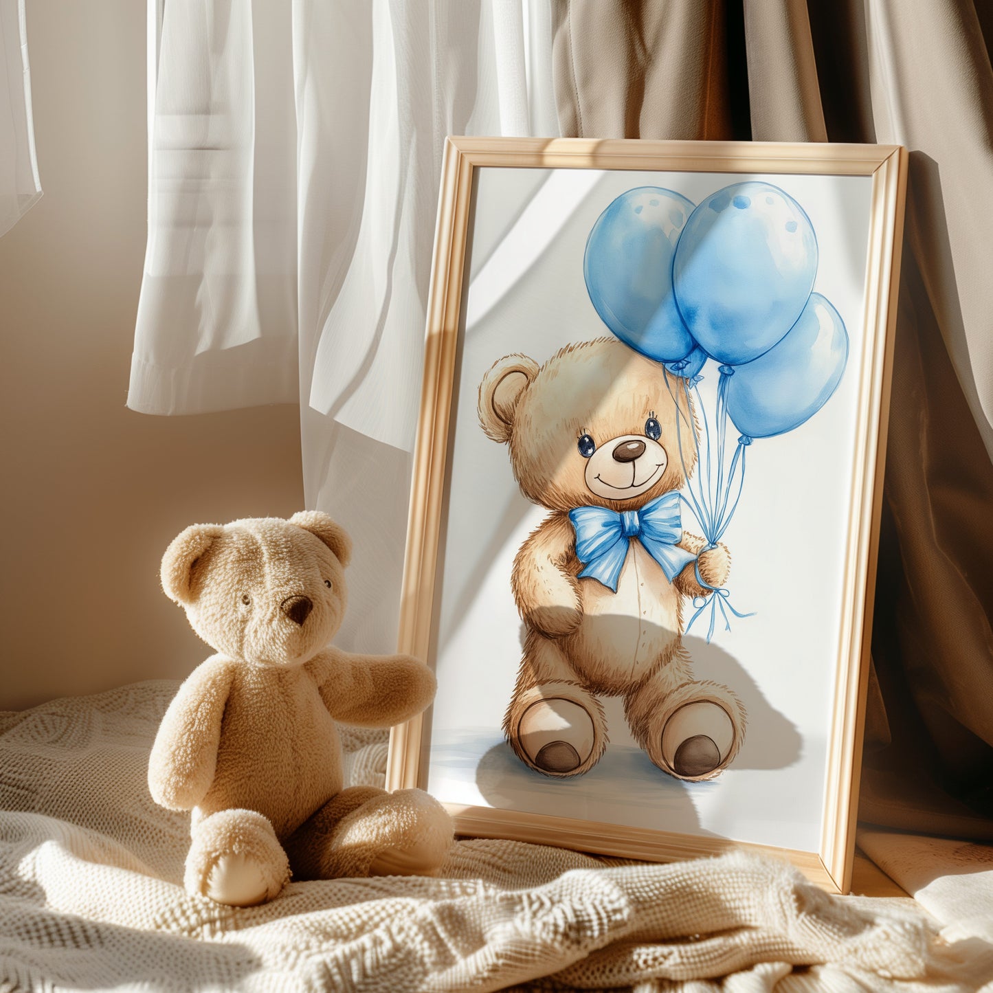 Digitales Teddy Poster 2:3 – Babyzimmer Wandbild mit blauen Luftballons